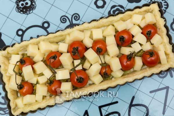 Положить кубики моцареллы и помидоры