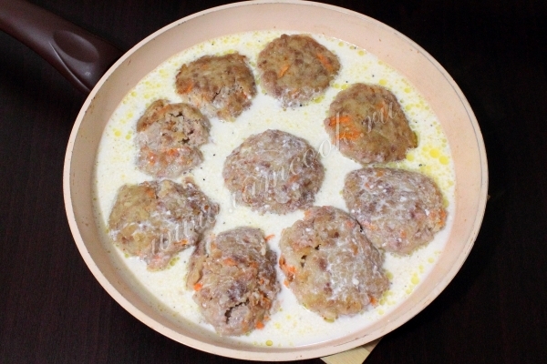 Залить ежики сметанным соусом