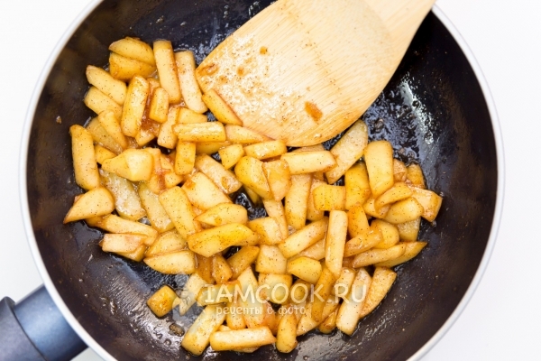 Обжарить яблоки