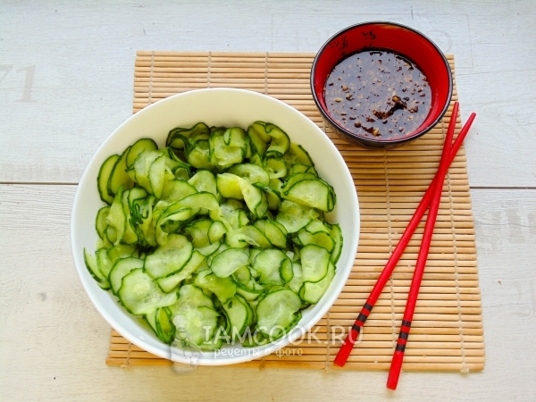 Смешать огурцы с заправкой