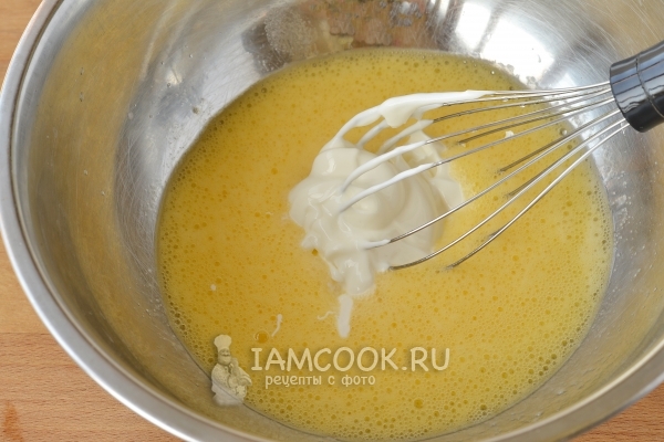 Положить сметану