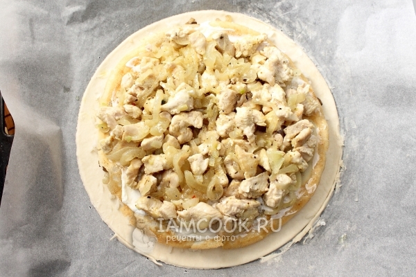 Уложить курицу с луком