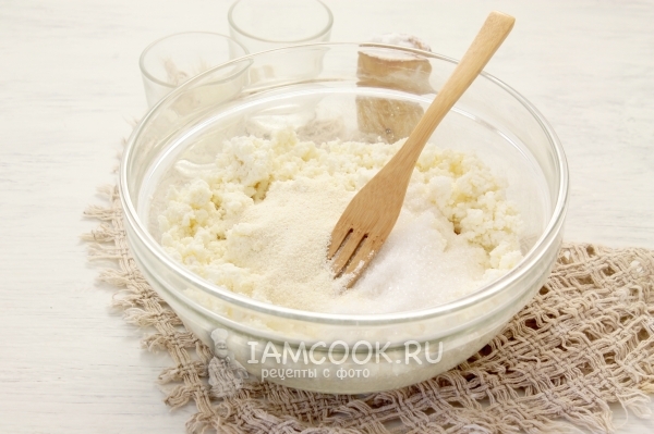 Смешать творог, манку и сахар