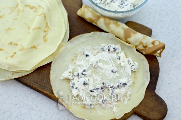 Положить на блин начинку