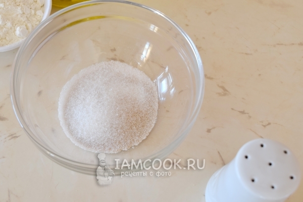 Всыпать соль и сахар