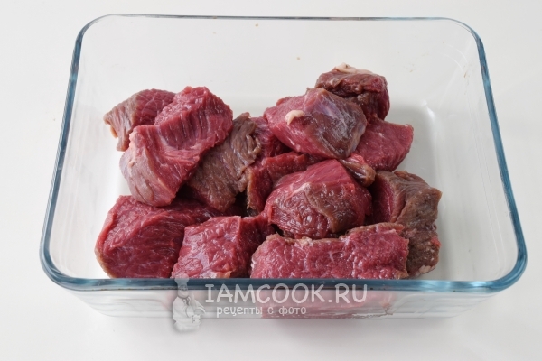 Положить в форму мясо