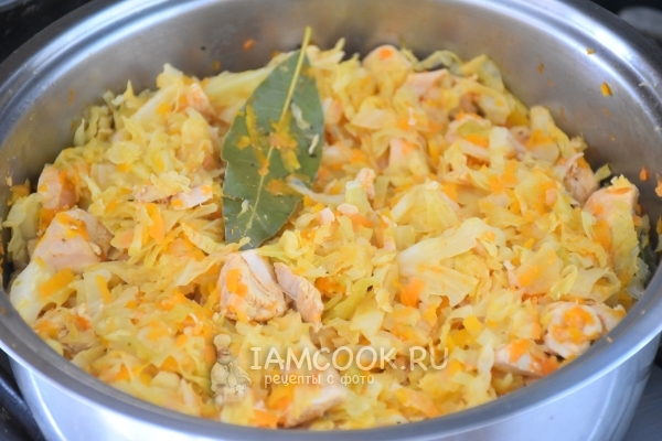 Готовая тушеная капуста с индейкой