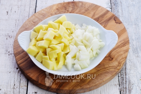 Порезать лук и картофель