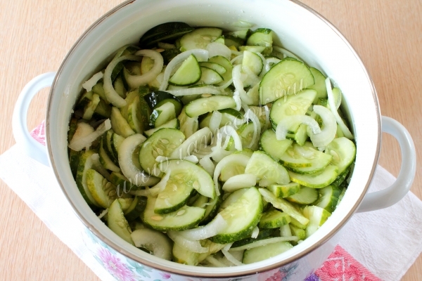 Огурцы с луком