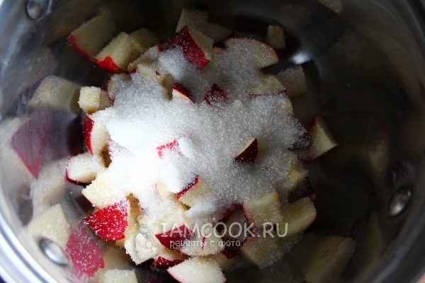 Смешать яблоки с сахаром