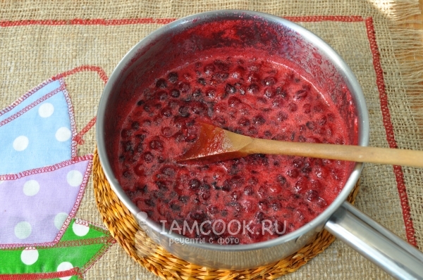 Сварить клюкву с сахаром и крахмалом