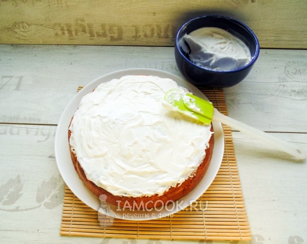 Смазать бисквит сливками