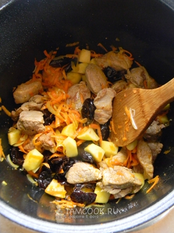 Положить чернослив и яблоко