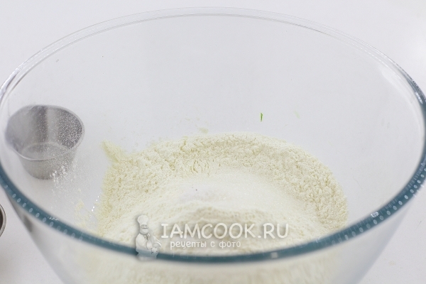 Смешать муку с сахаром и солью