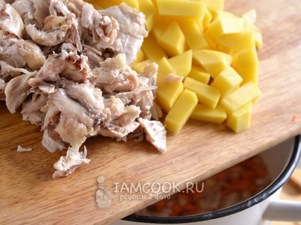 Положить курицу и картофель