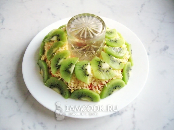 Оформить салат дольками киви