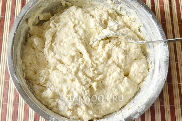 Начать замес теста ложкой