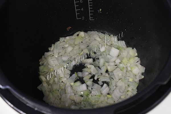 Обжаривается лук