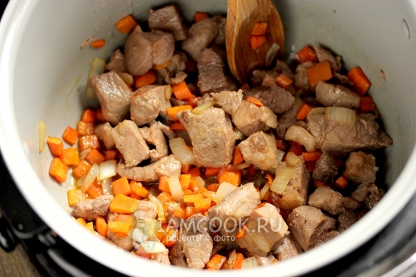 Положить лук и морковь