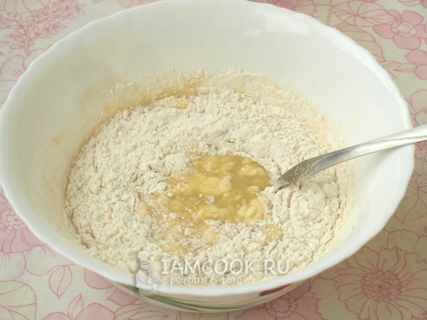 Всыпать муку и влить масло