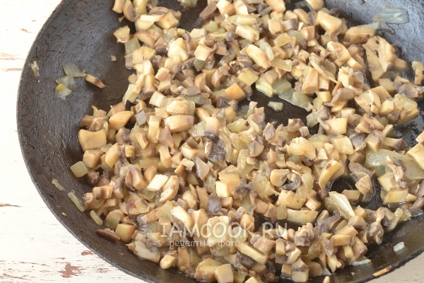 Обжарить грибы с луком