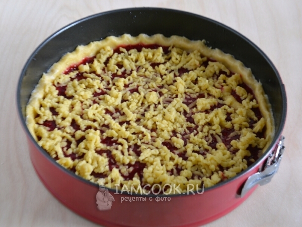 Выложить бруснику и потереть тесто