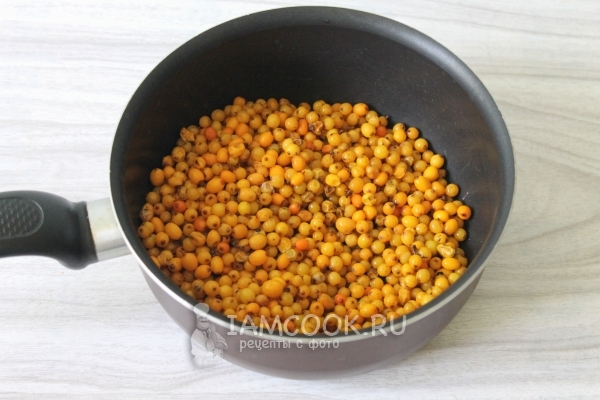 Положить ягоды в кастрюлю