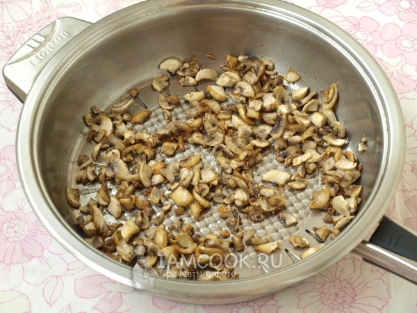Обжарить грибы