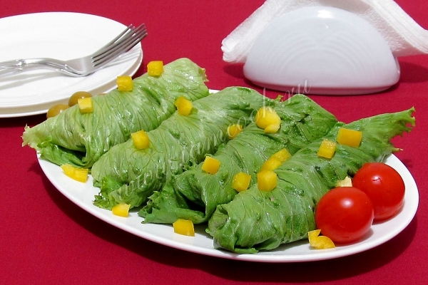 Рулетики из салатных листьев