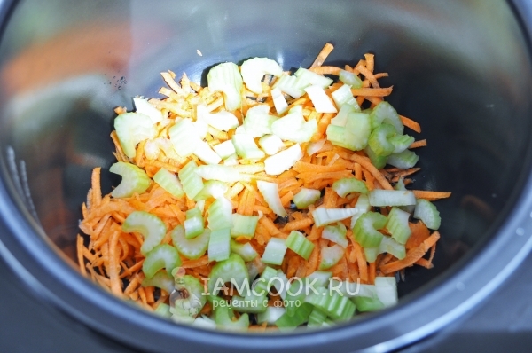Положить в мультиварку морковь и лук
