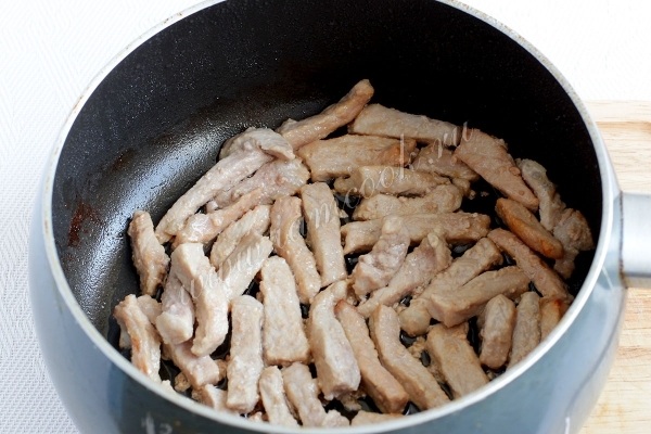 Обжарить мясо на сковороде