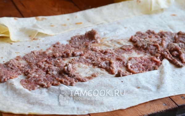 Положить на лаваш фарш