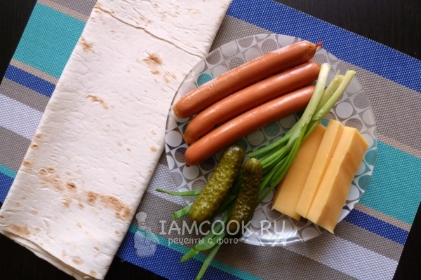 Ингредиенты для сосиски в лаваше с сыром и огурчиком