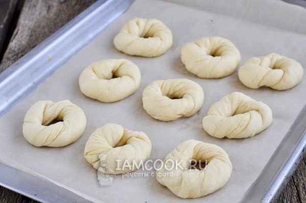 Сформировать из теста колечки