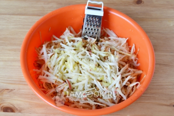 Потереть яблоки