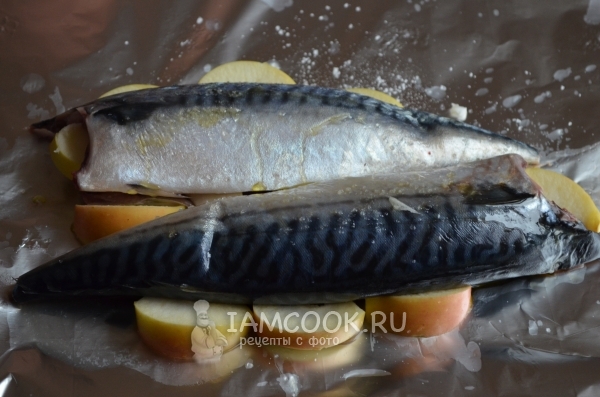 Уложить рядом с рыбой яблоки