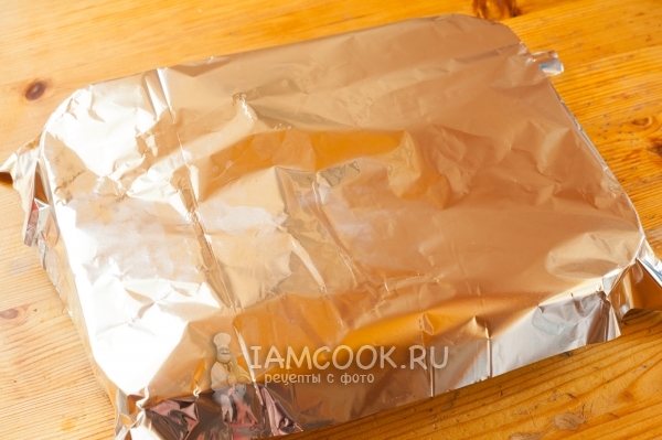 Накрыть форму фольгой