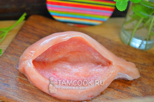 Разрезать куриную грудку