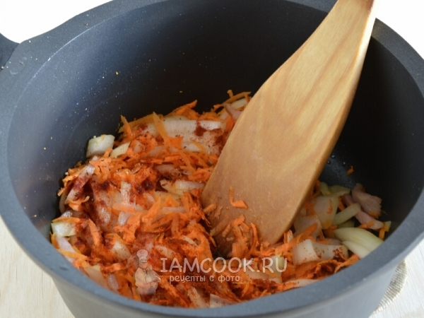 Положить лук и морковь