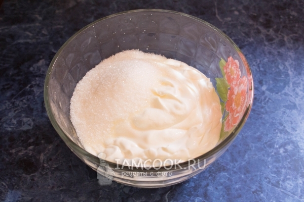 Всыпать сахар в сметану