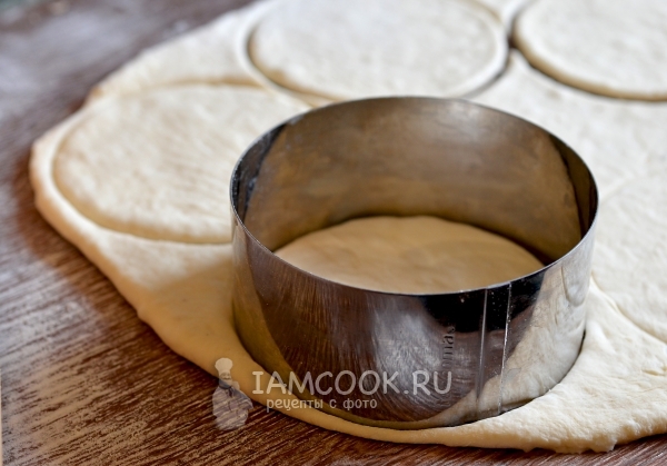 Вырезать круги теста