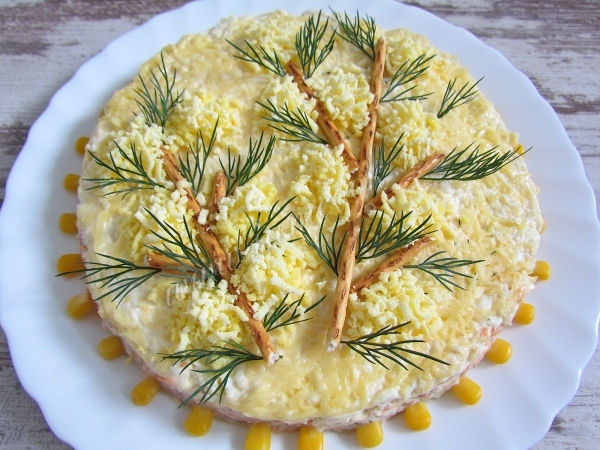 Почти готовый салат ветка Мимозы