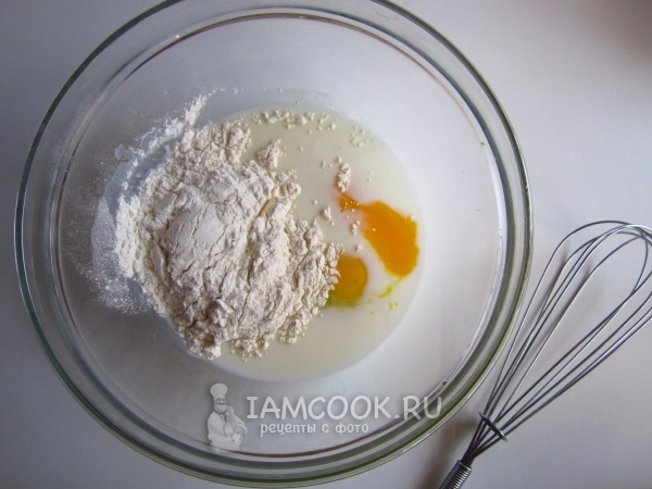 Смешать молоко, яйца, муку и сахар