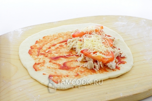 Положить на тесто соус, мясо, помидор и сыр