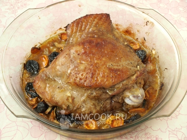 Готовая индейка с черносливом в духовке