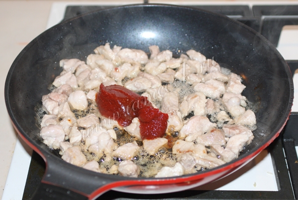 Жарка свинины с томатной пастой