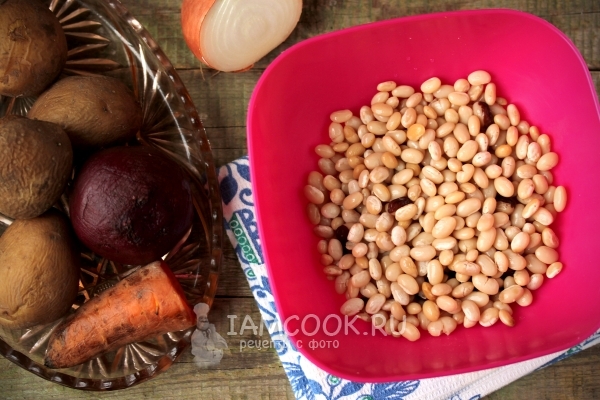Положить в миску фасоль