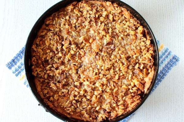 Пирог с грецкими орехами и яблоками