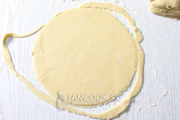 Тесто раскатать в круг