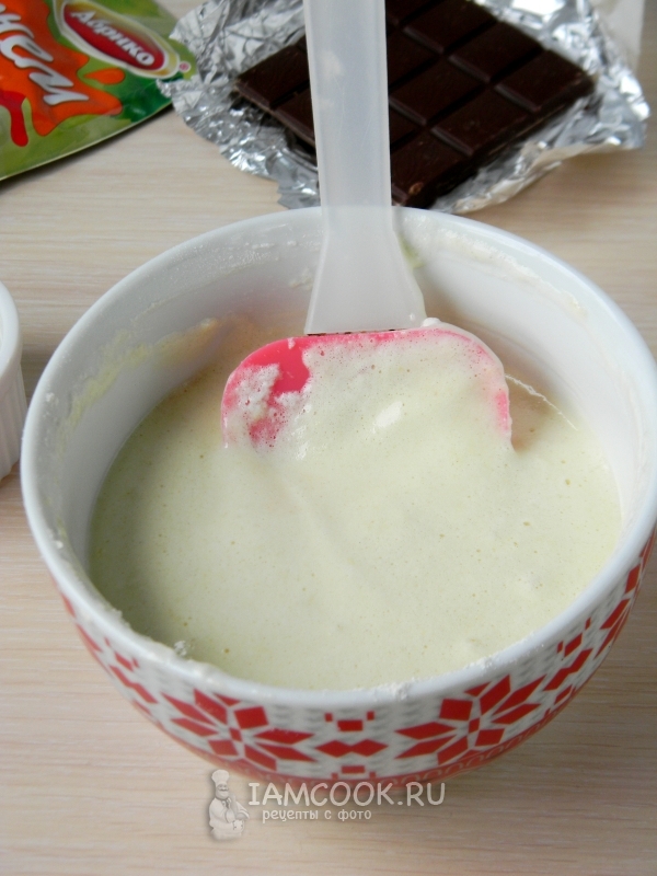 Смешать белки с желтками и мукой